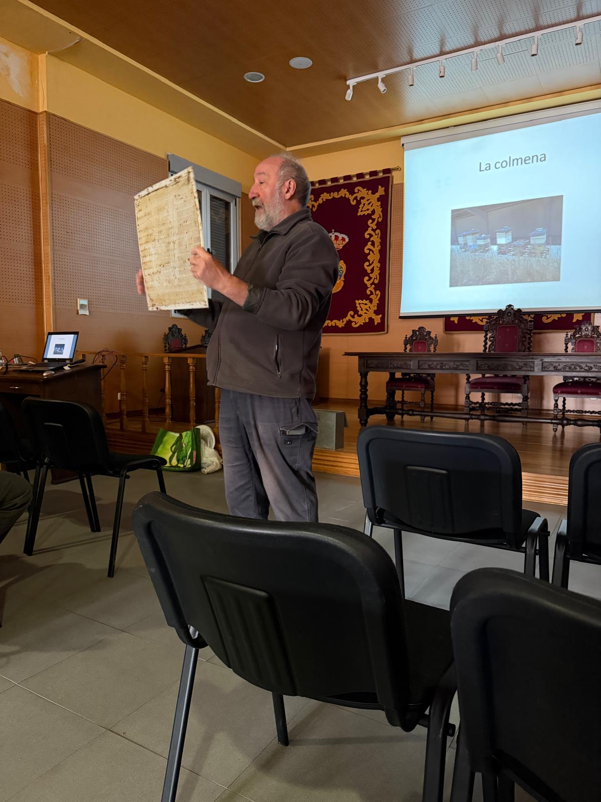 Apaivila en una Jornada de apicultura en el Tiemblo para el Programa Mixto de Formación y empleo: el Tiemblo y el medio Natural II